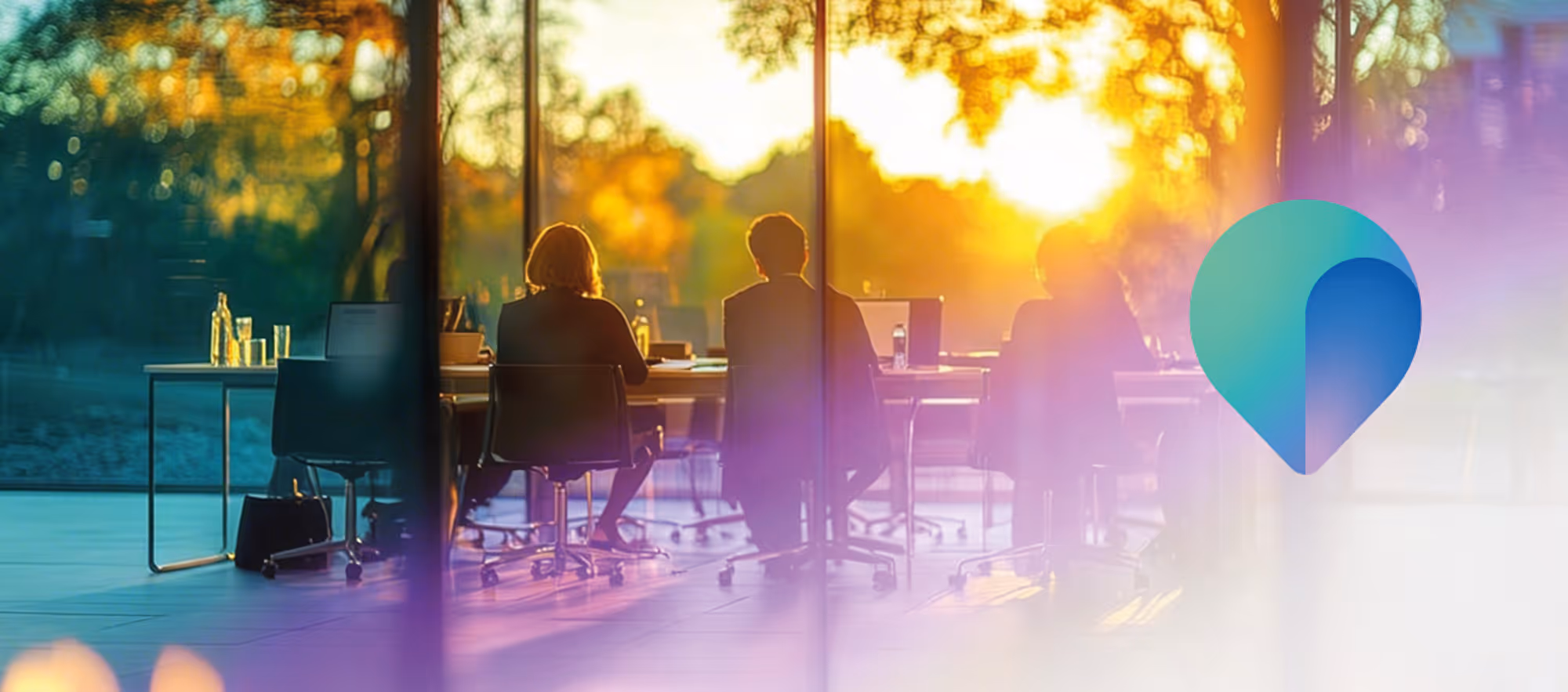 Mehrere Personen sitzen am Besprechungstisch im Büro, Abendsonne scheint durch grosse Fenster herein