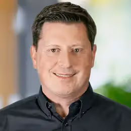 Porträtfoto von Dominik Börrnert (Bereichsleiter Tiefbau & Mitglied der Geschäftsleitung, Hunziker Betatech)
