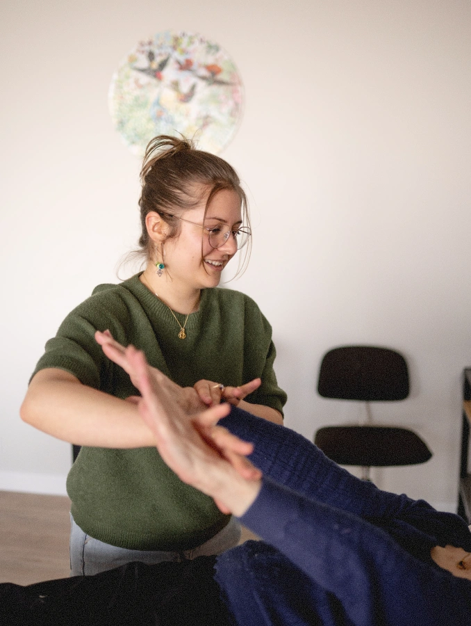 Photo de la kinésiologue Méline Gobet, dans son local, en train de pratiquer