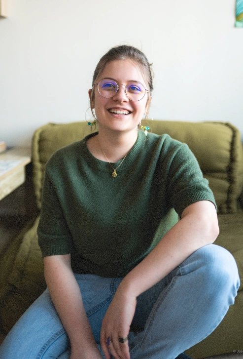 Photo de la kinésiologue Méline Gobet, dans son local, en train de pratiquer