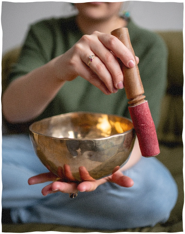 Photo de la kinésiologue Méline Gobet, dans son local, en train de pratiquer