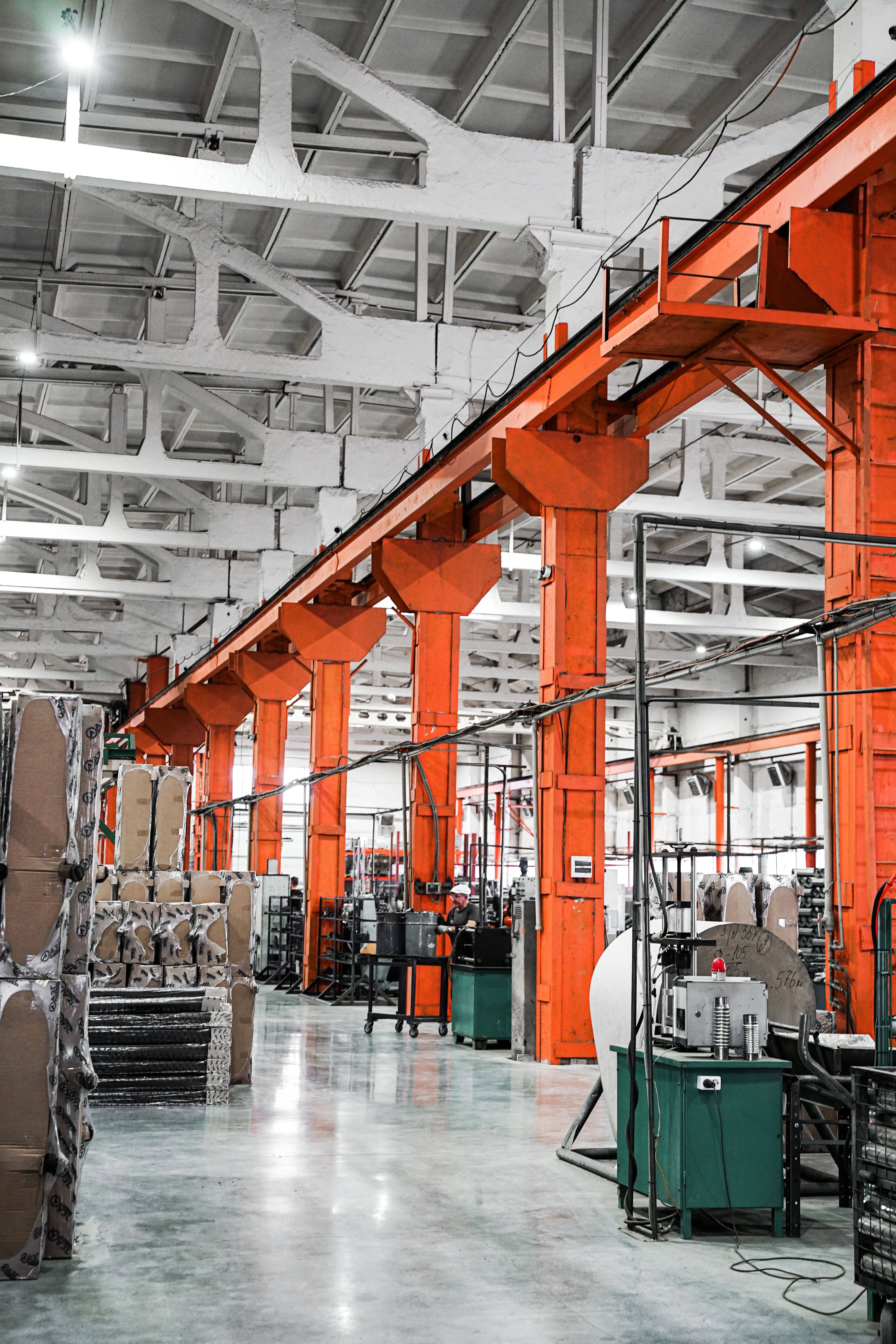 BEO-Batteriespeichersystem (BESS 1) neben einem Industriegebäude..