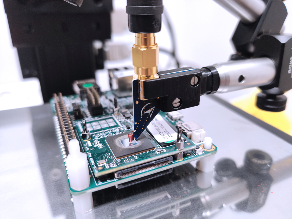 Electromagnetic fault injection bench with probe and optics