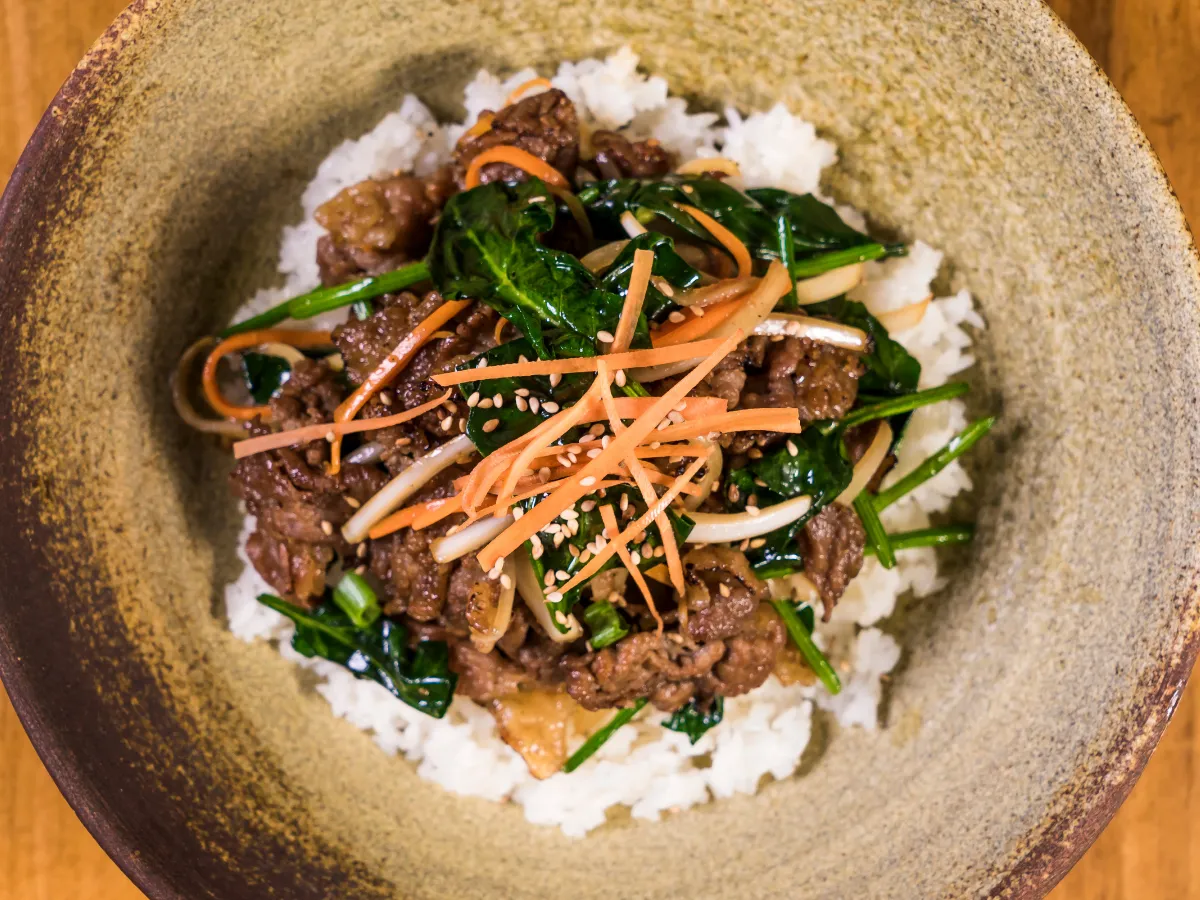 bimbimbap avec du riz et boeufs et herbes aromatiques