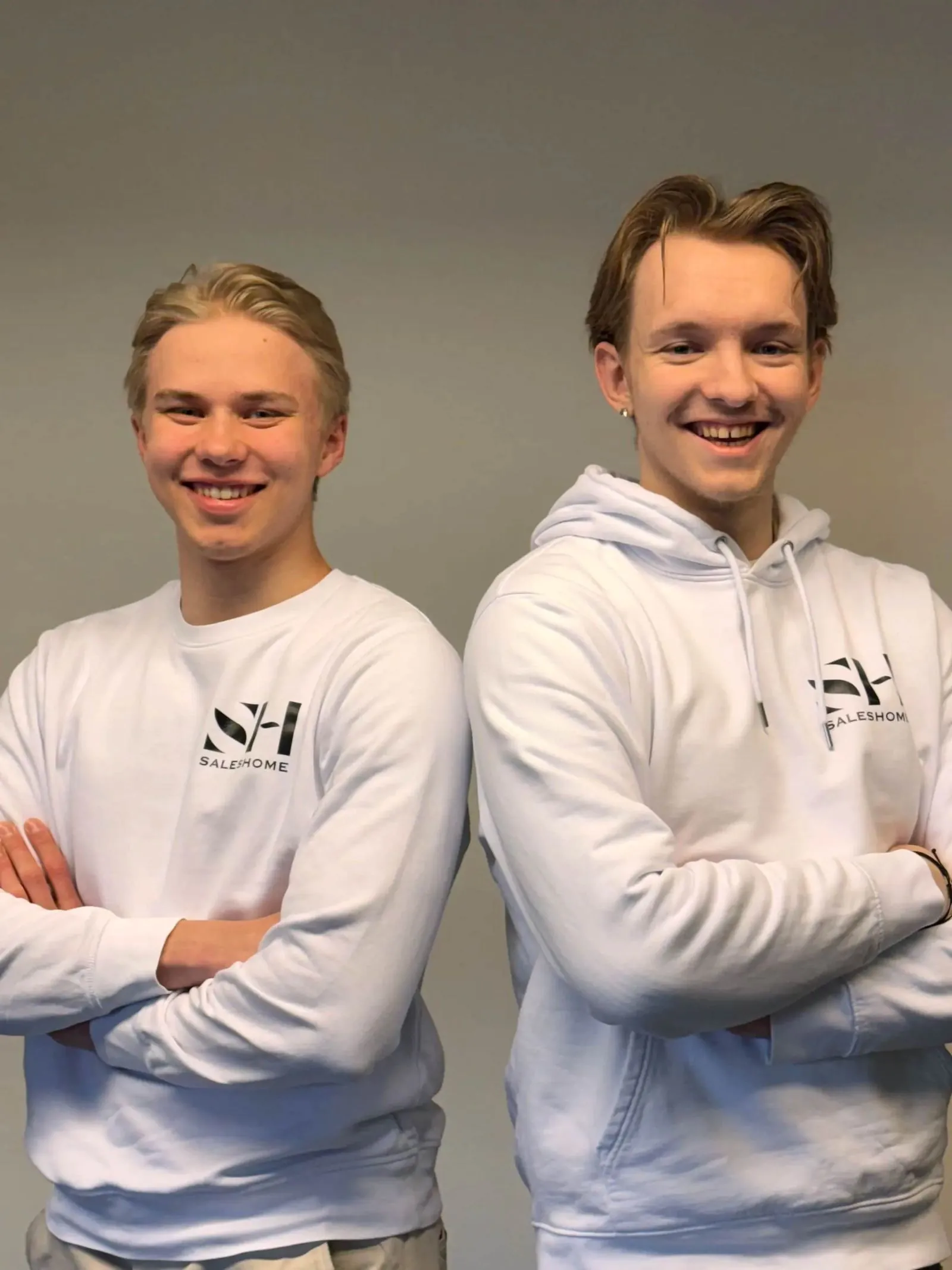 Kaksi Saleshomen myyjää SH-paidoissa.