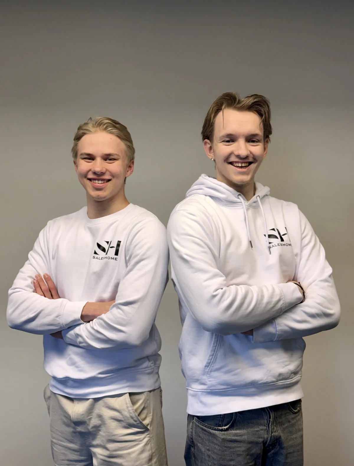Kaksi Saleshomen myyjää toimistolla
