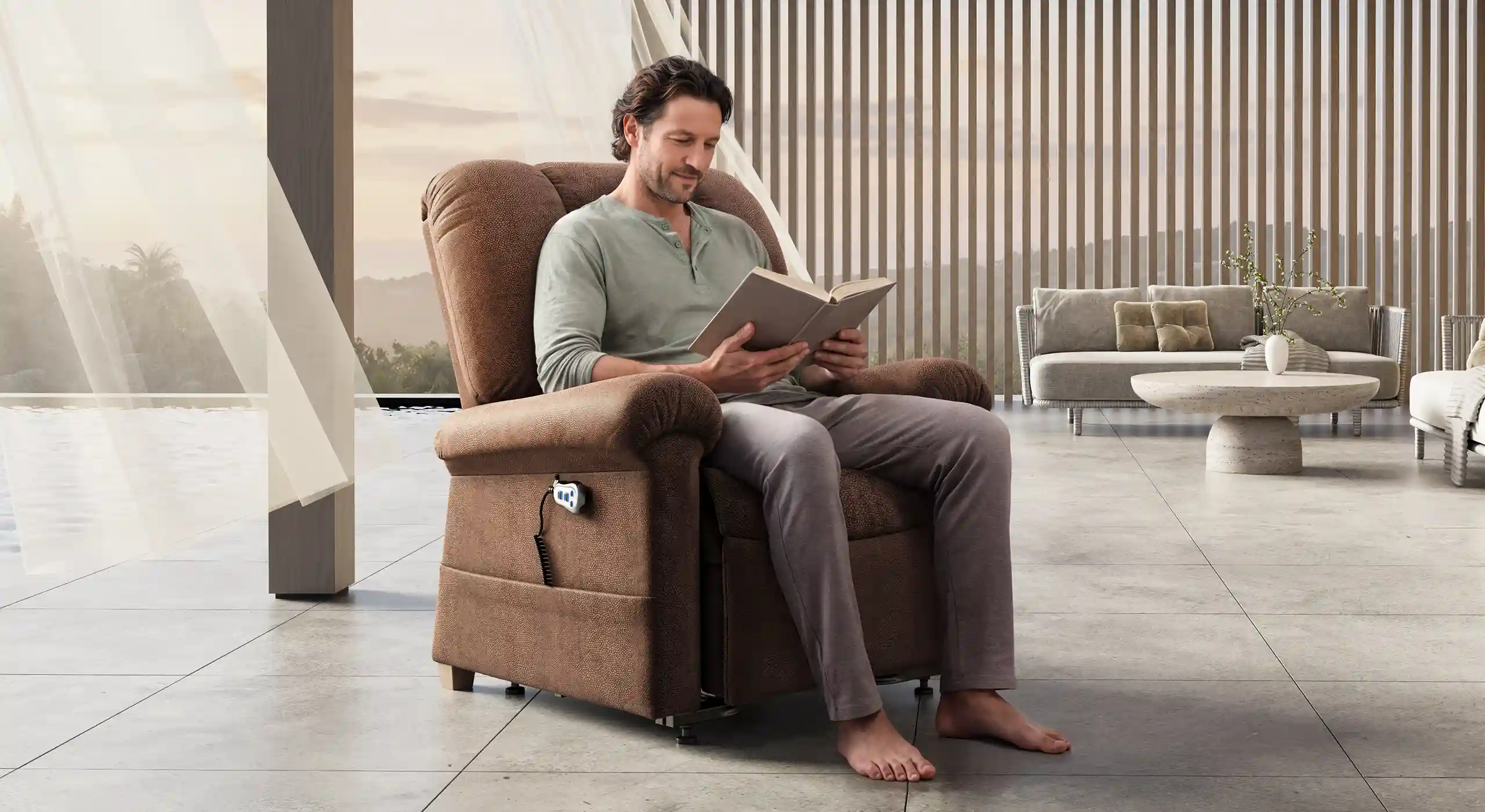 Persona leyendo un libro reclinada en Butaca Ortopédica Comfort Chair