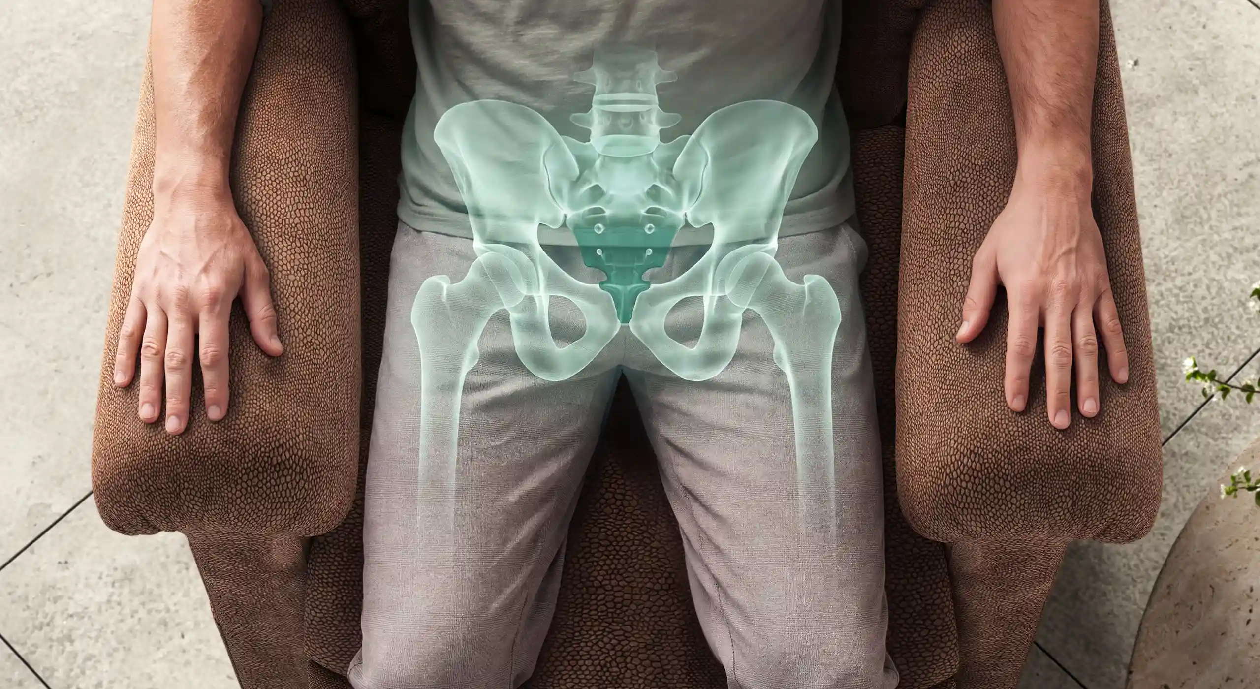 Persona con soporte en el coxis en Butaca Ortopédica Comfort Chair, representando alivio de dolor en el coxis