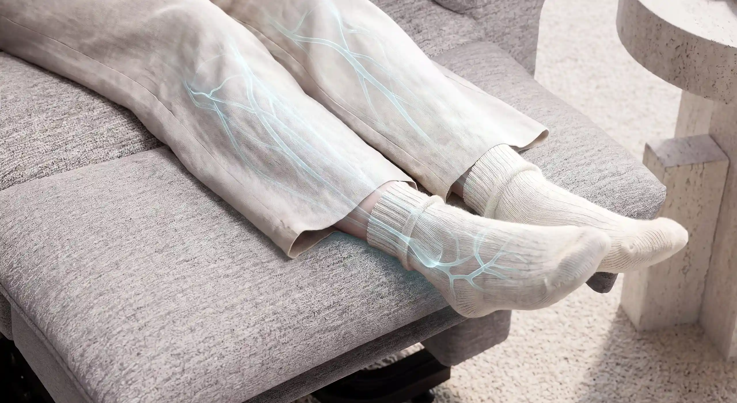 Persona con soporte en la columna vertebral en Butaca Ortopédica Comfort Chair, representando alivio de dolor de espalda