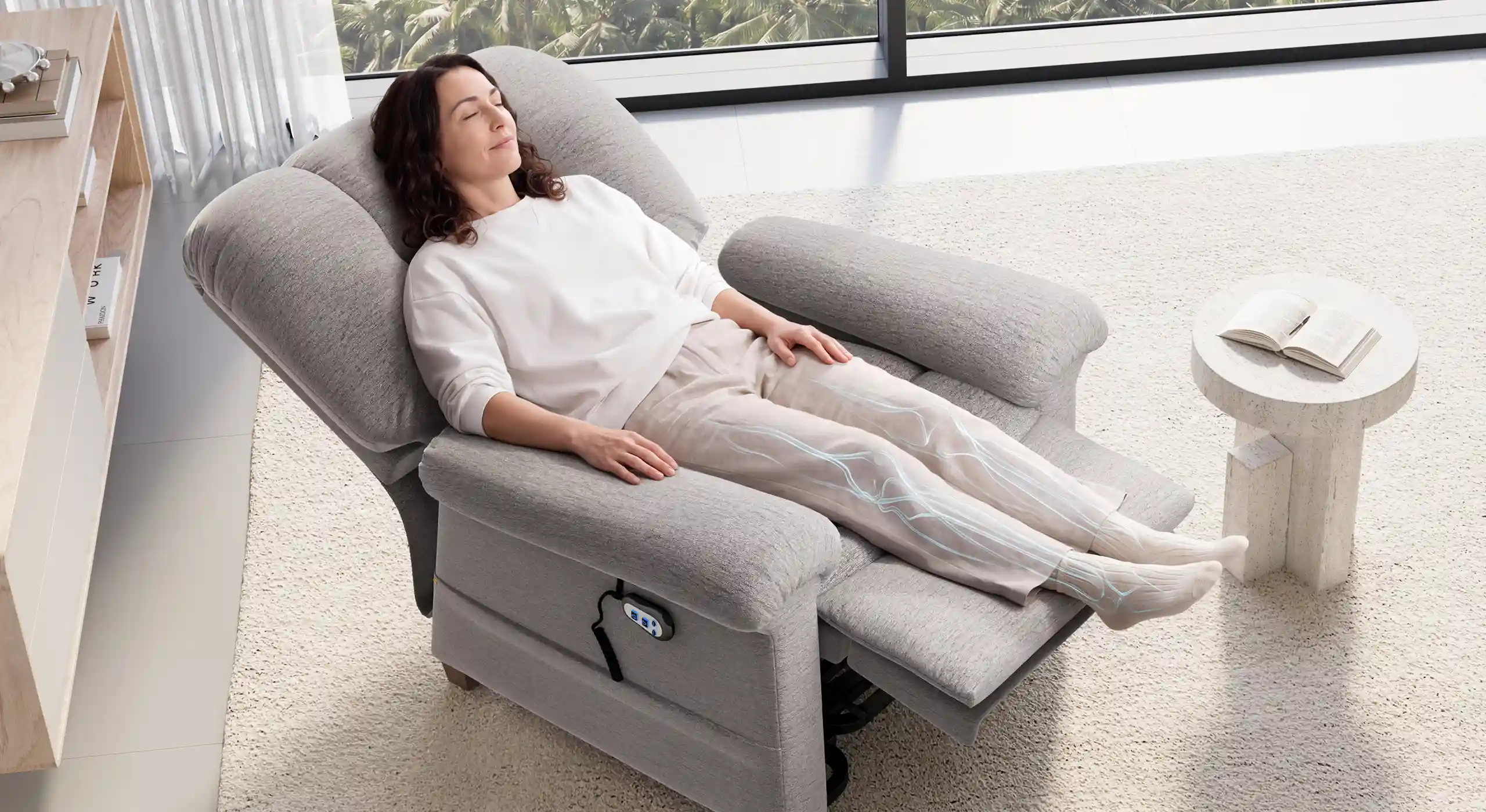 Persona con las piernas elevadas en Butaca Ortopédica Comfort Chair, representando mejor circulación