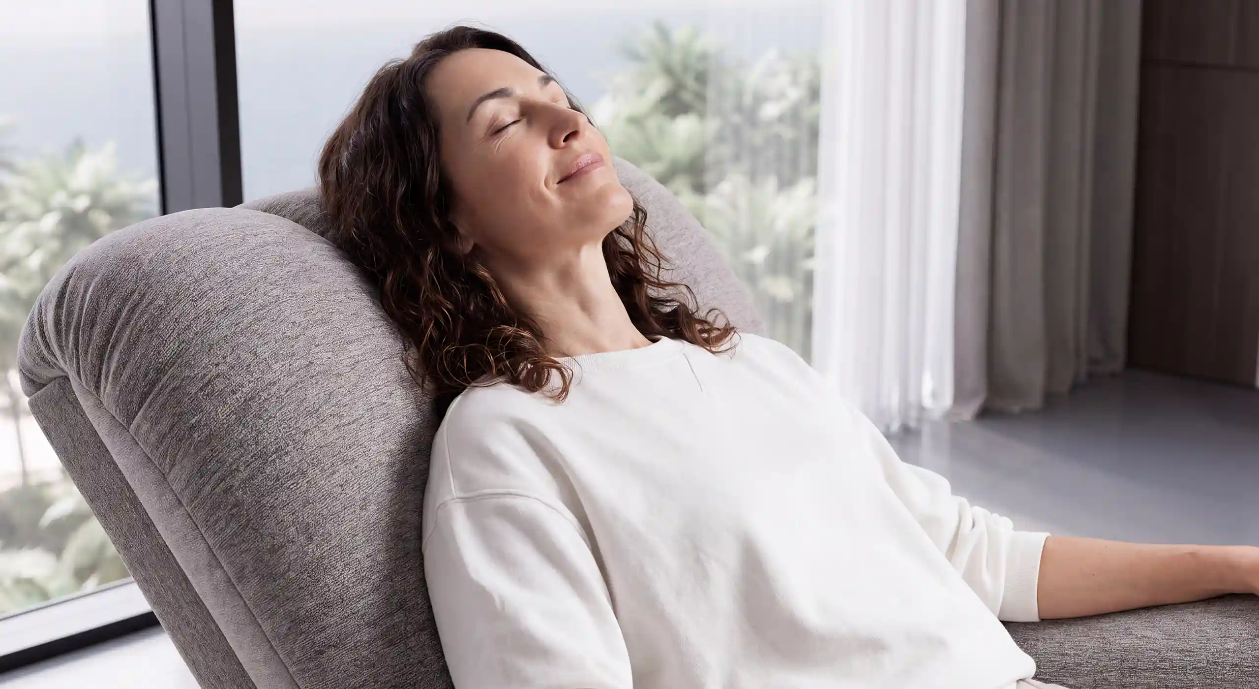 Persona respirando con facilidad sentada en Butaca Ortopédica Comfort Chair, representando mejor oxigenación