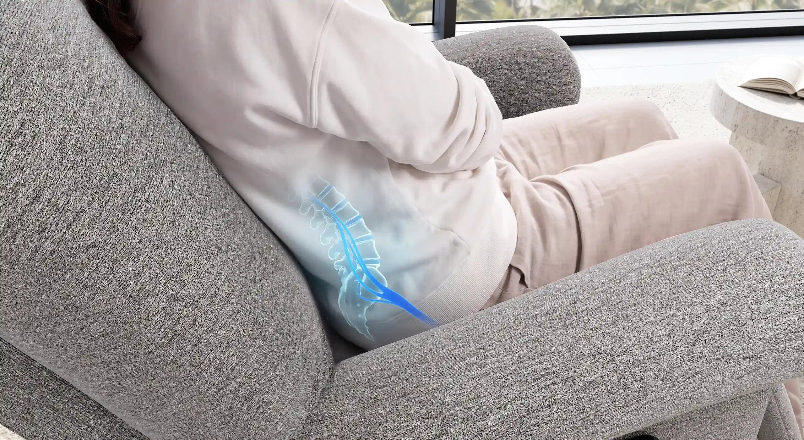 Persona con soporte lumbar en Butaca Ortopédica Comfort Chair, representando alivio del nervio ciático