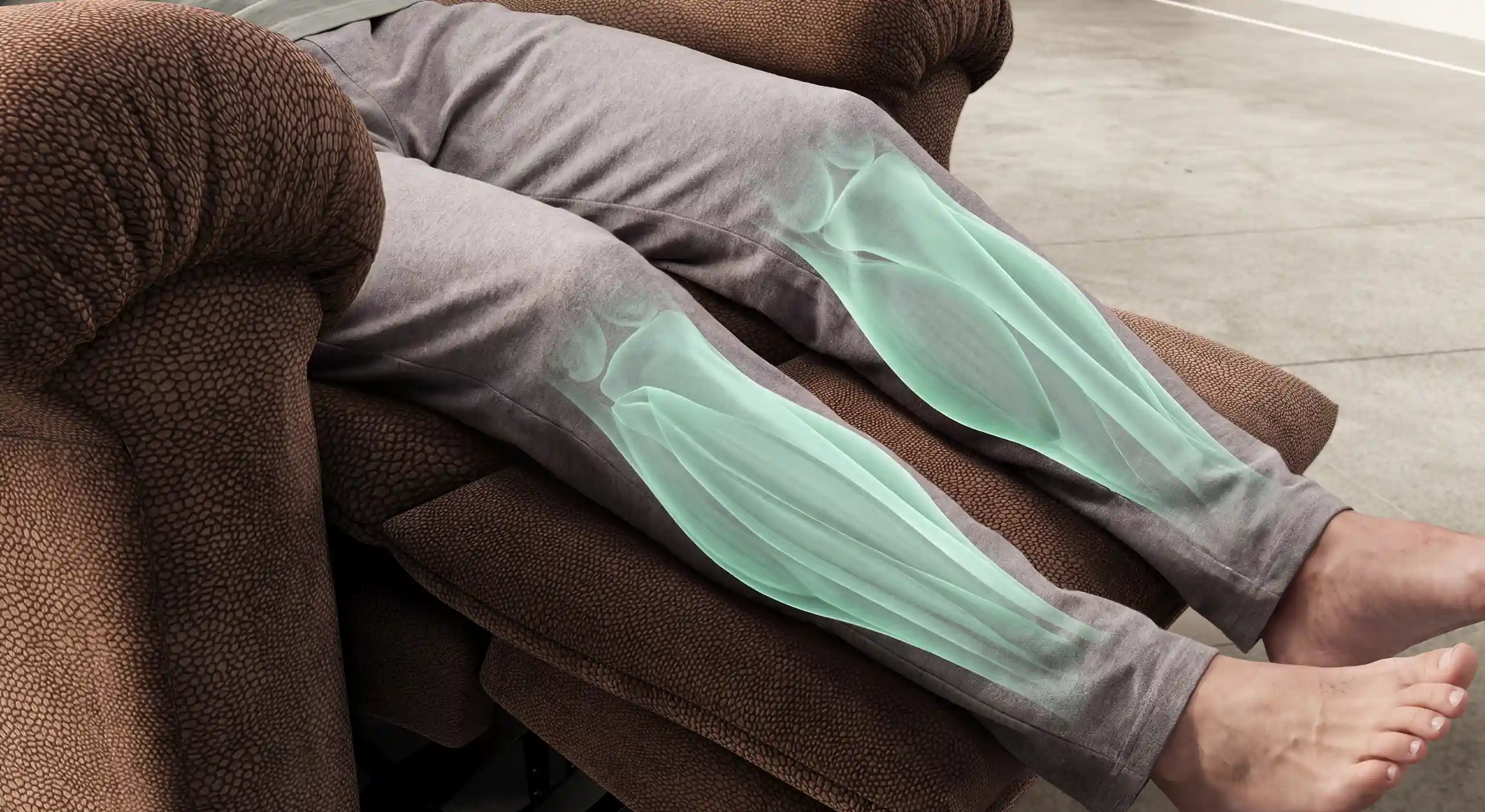 Persona con las piernas elevadas en Butaca Ortopédica Comfort Chair, representando reducción de hinchazón