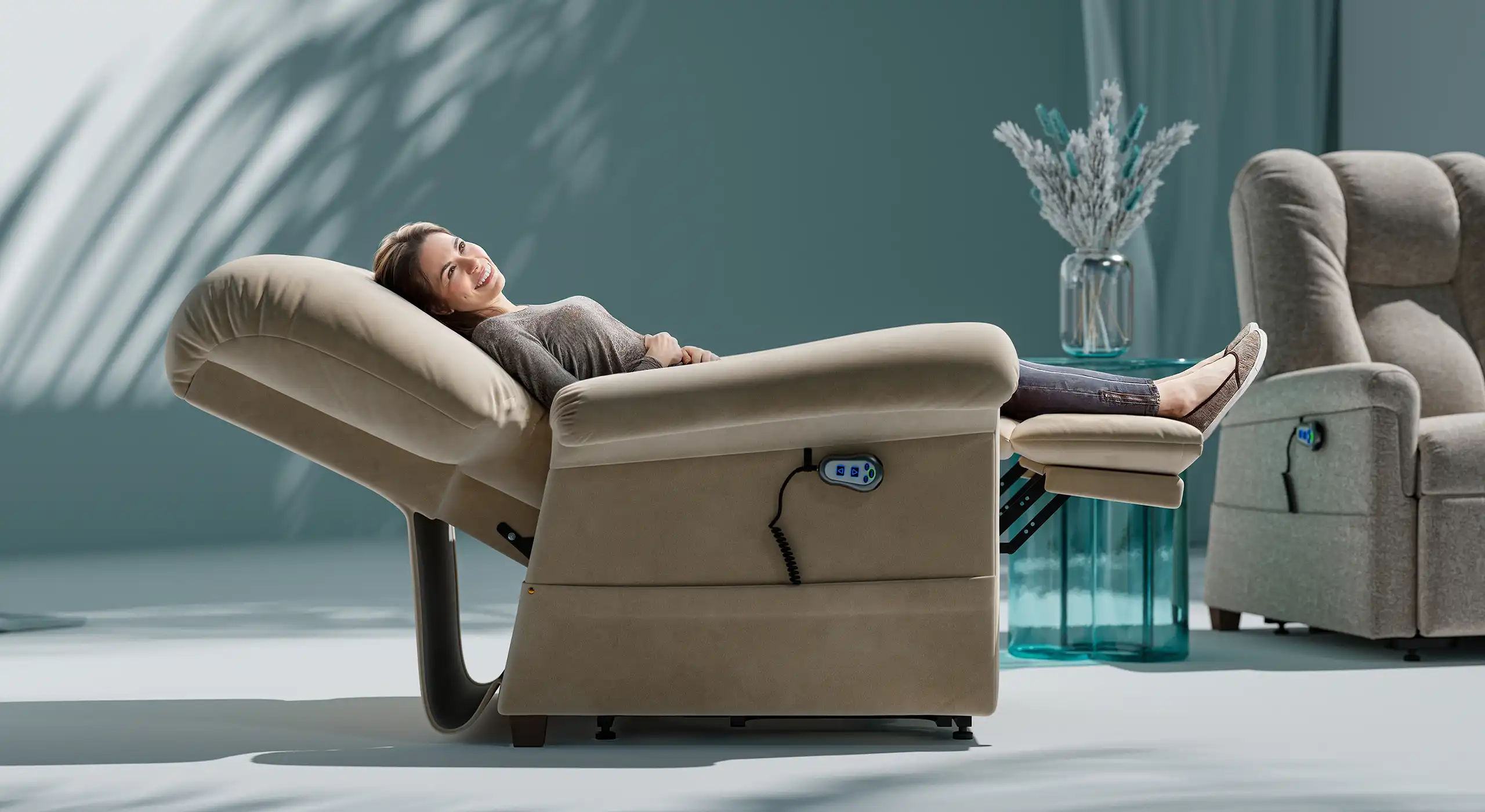 Persona reclinada en una Butaca Ortopédica Comfort Chair cómodamente