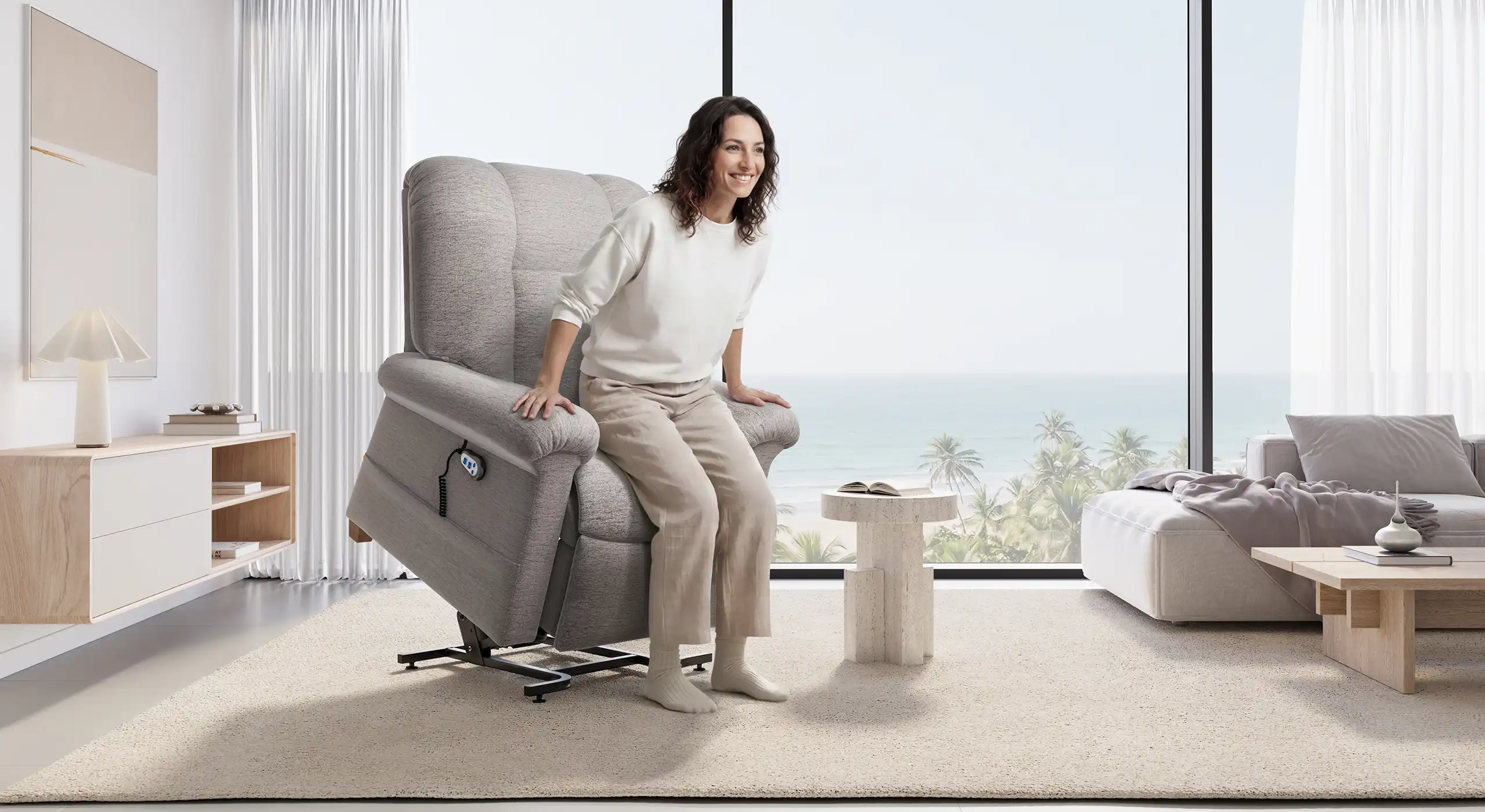 Persona poniéndose de pie con facilidad en una butaca Comfort Chair