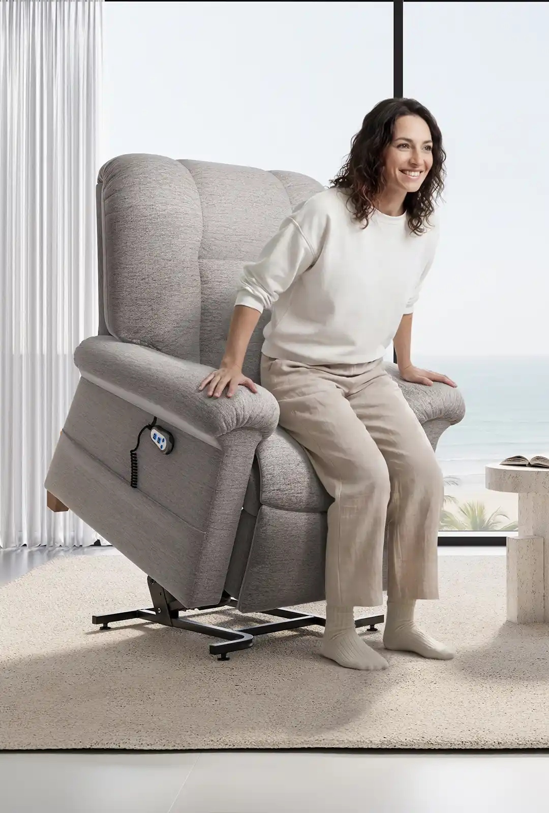 Persona poniéndose de pie con facilidad en una butaca Comfort Chair