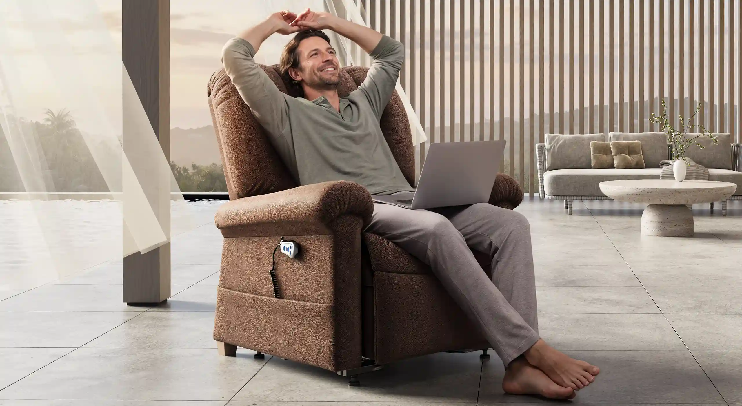 Persona en proceso de recuperación sentada en Butaca Ortopédica Comfort Chair