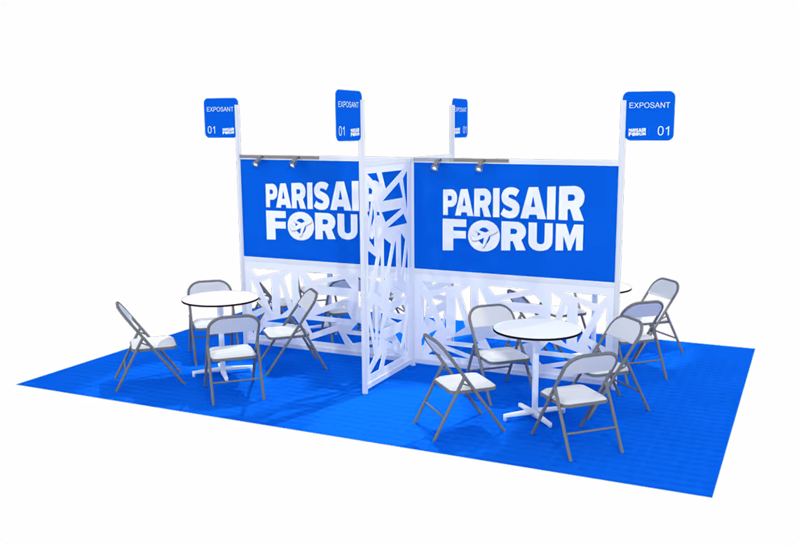 Stand du Paris Air Forum avec tables rondes, chaises pliantes et panneaux bleus sur tapis bleu.