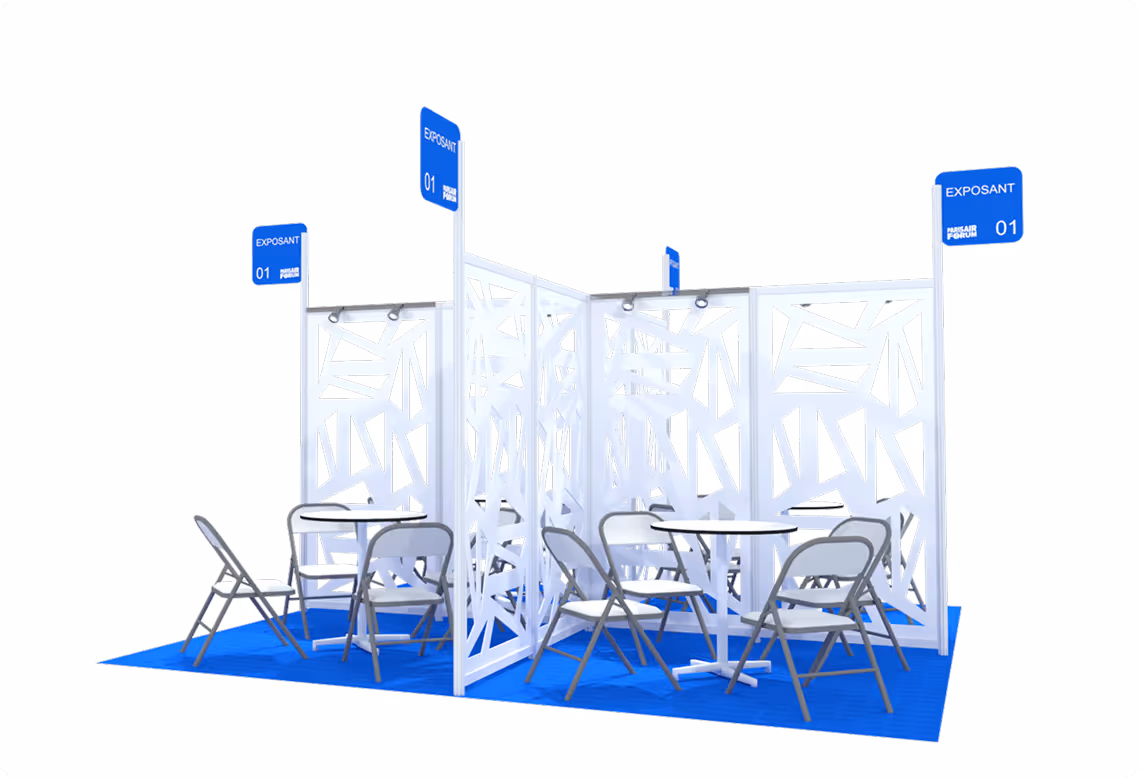 Stand d'exposition avec panneaux blancs géométriques et tables rondes bleu et blanc avec chaises.