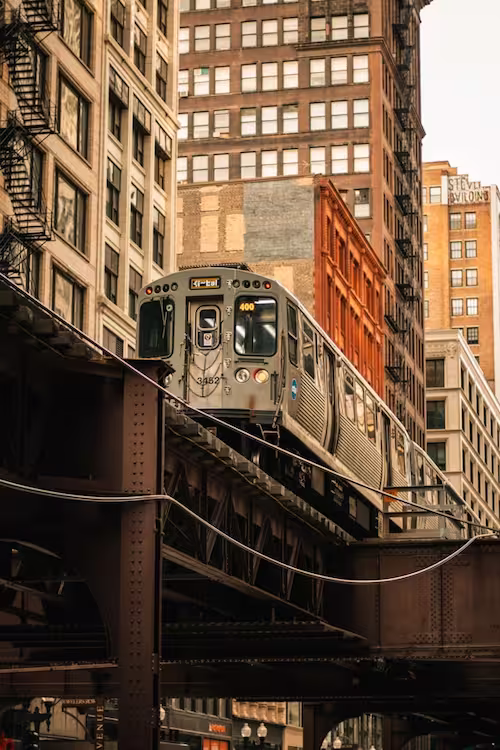 L train traveling in Chicago