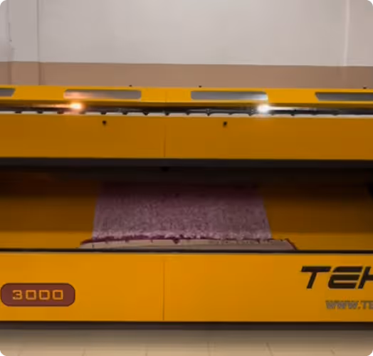 mašina za pranje tepiha u procesu čišćenja ljubičastog tepiha