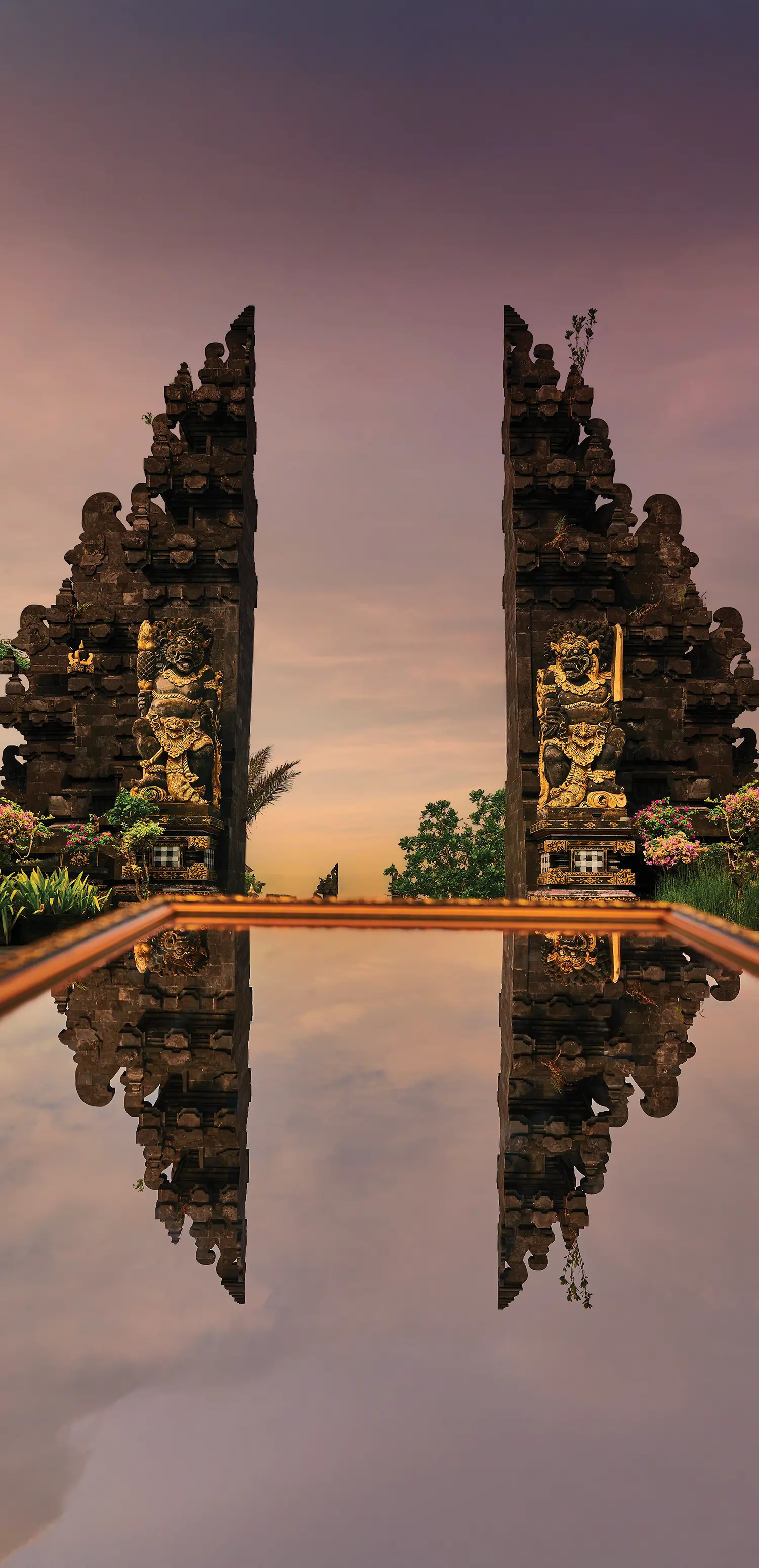 Balinese gates reflect the rich history of Tanah Lot, the “Land in the Sea.” 