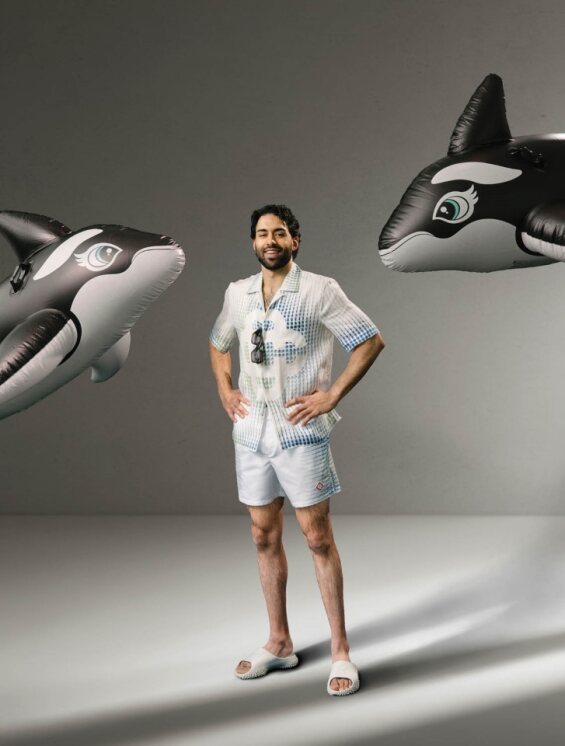 Sunglasses: The Optical Boutique | @theopticalboutique Shirt and shorts: Casa Blanca | @holtrenfrew  Slides: Puma | @puma