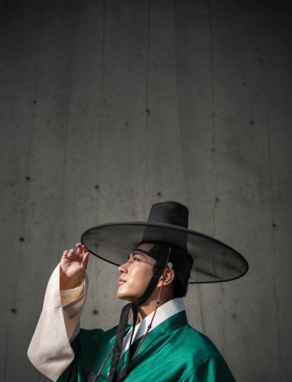 A gat, a traditional Korean hat, worn during Seoul Fashion Week | Photo: Getty Images