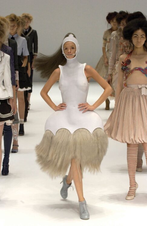 Alexander McQueen’s spring/summer 2005 collection | Photo: Catwalking via Getty Images
