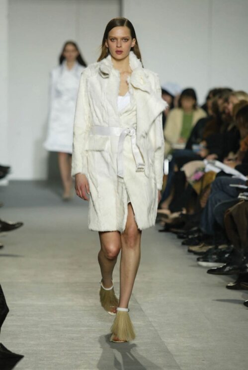 elmut Lang’s fall 2004 ready-to-wear collection | Photo: Giovanni Giannoni via Getty Images