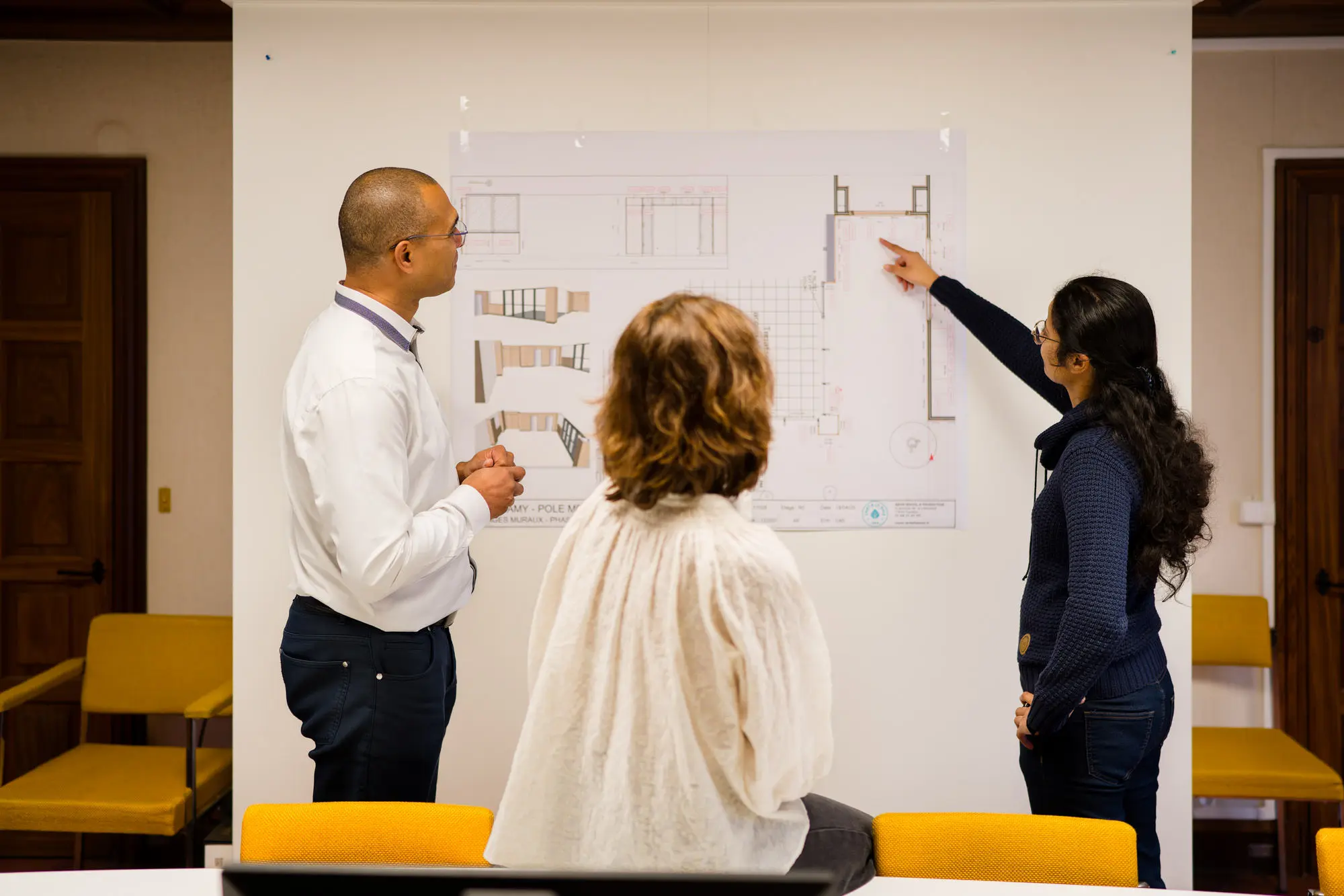 Équipe de pose sur chantier - menuiserie sur-mesure