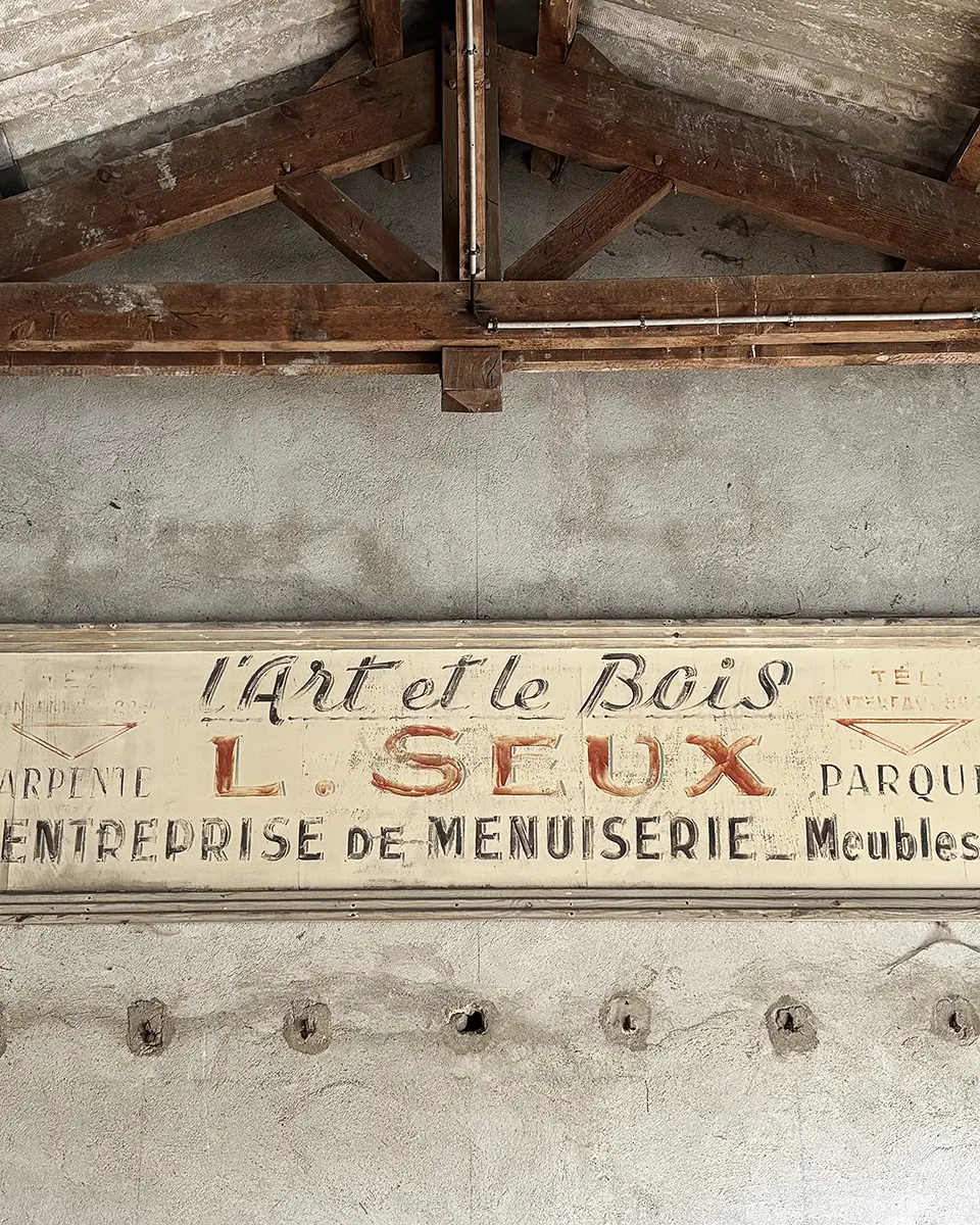 Plaque L'Art et le Bois – menuiserie et agencement depuis 1945