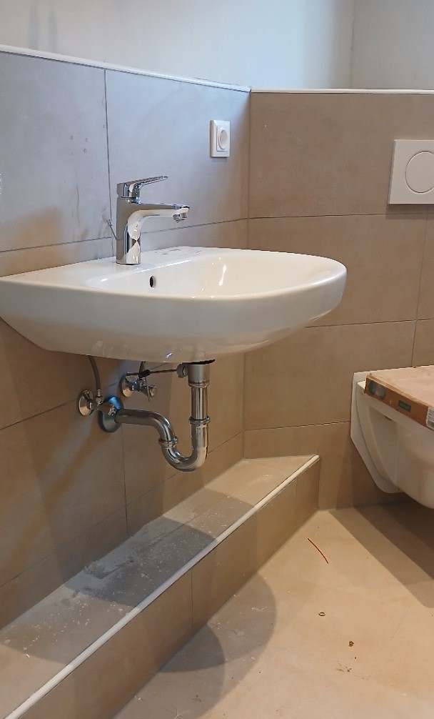 image of a geothermal plant with advanced technology