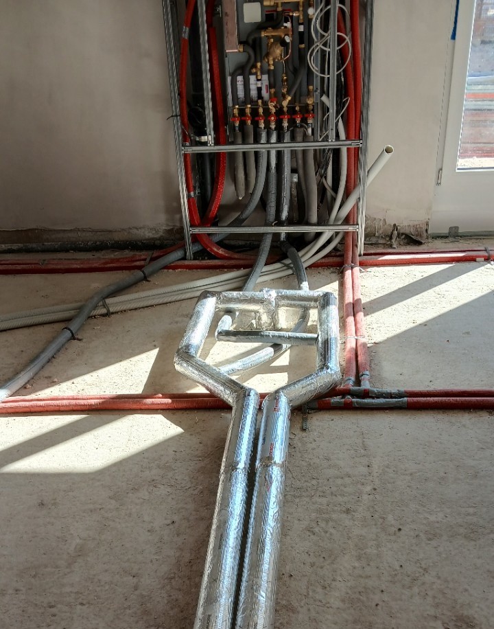 image depicting employees collaborating (for a manufacturing plant)