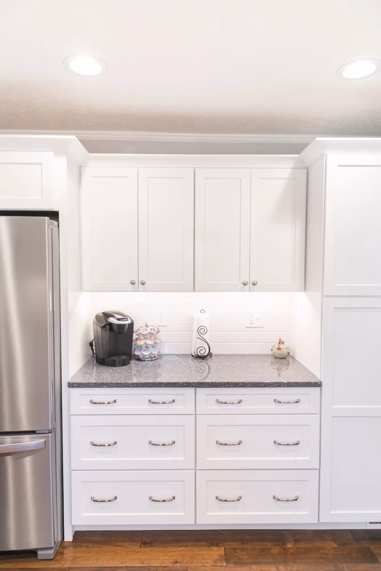 Kitchen Side area with countertop and drawers