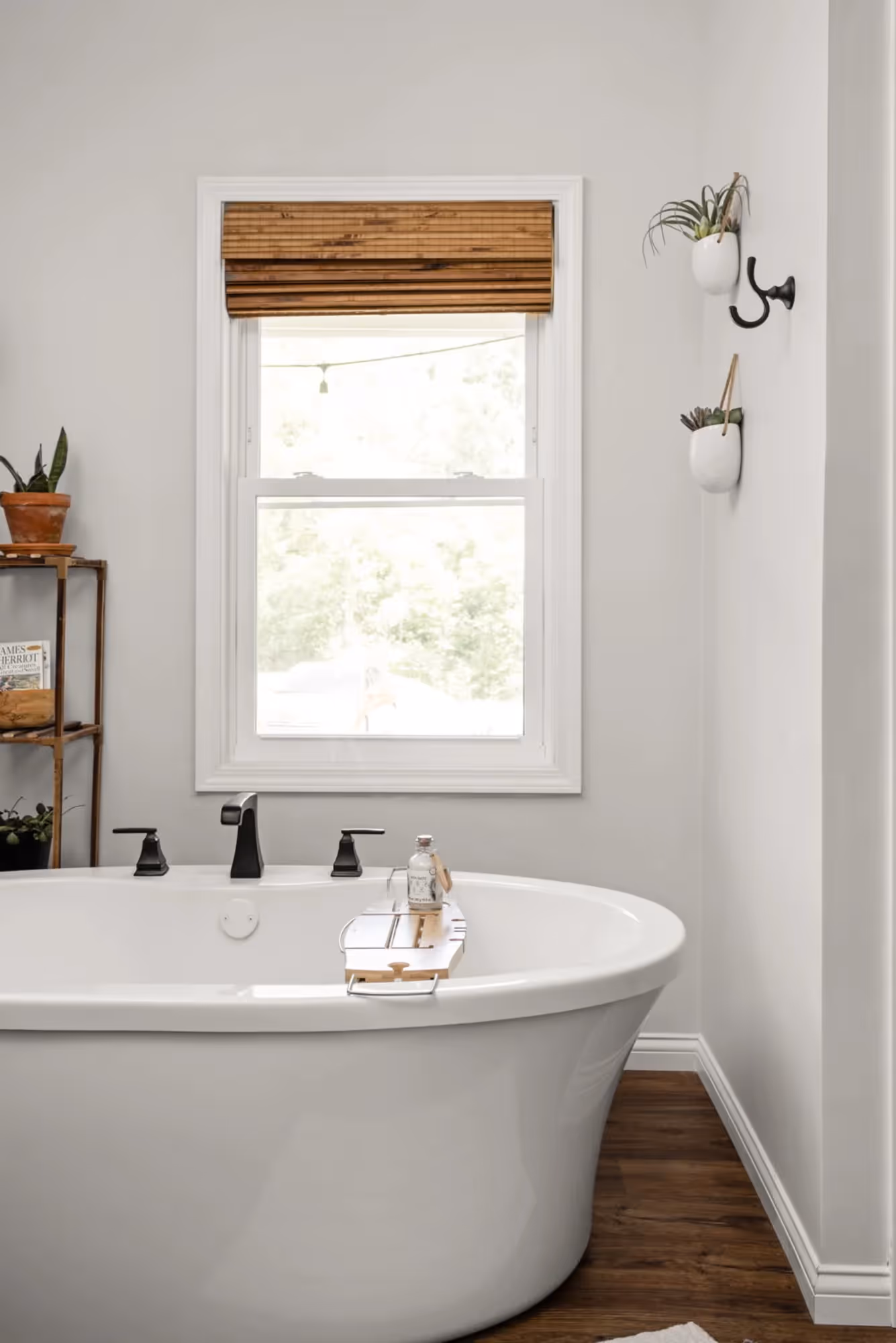Freestanding bathtub and vanity