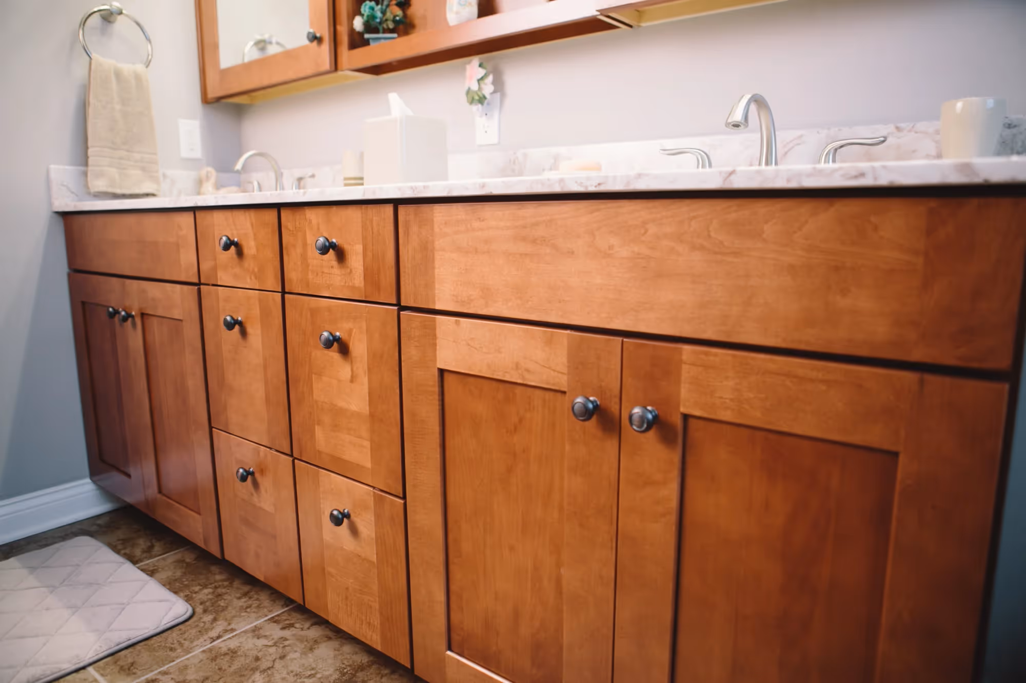 Bathroom cabinet corner with shelving