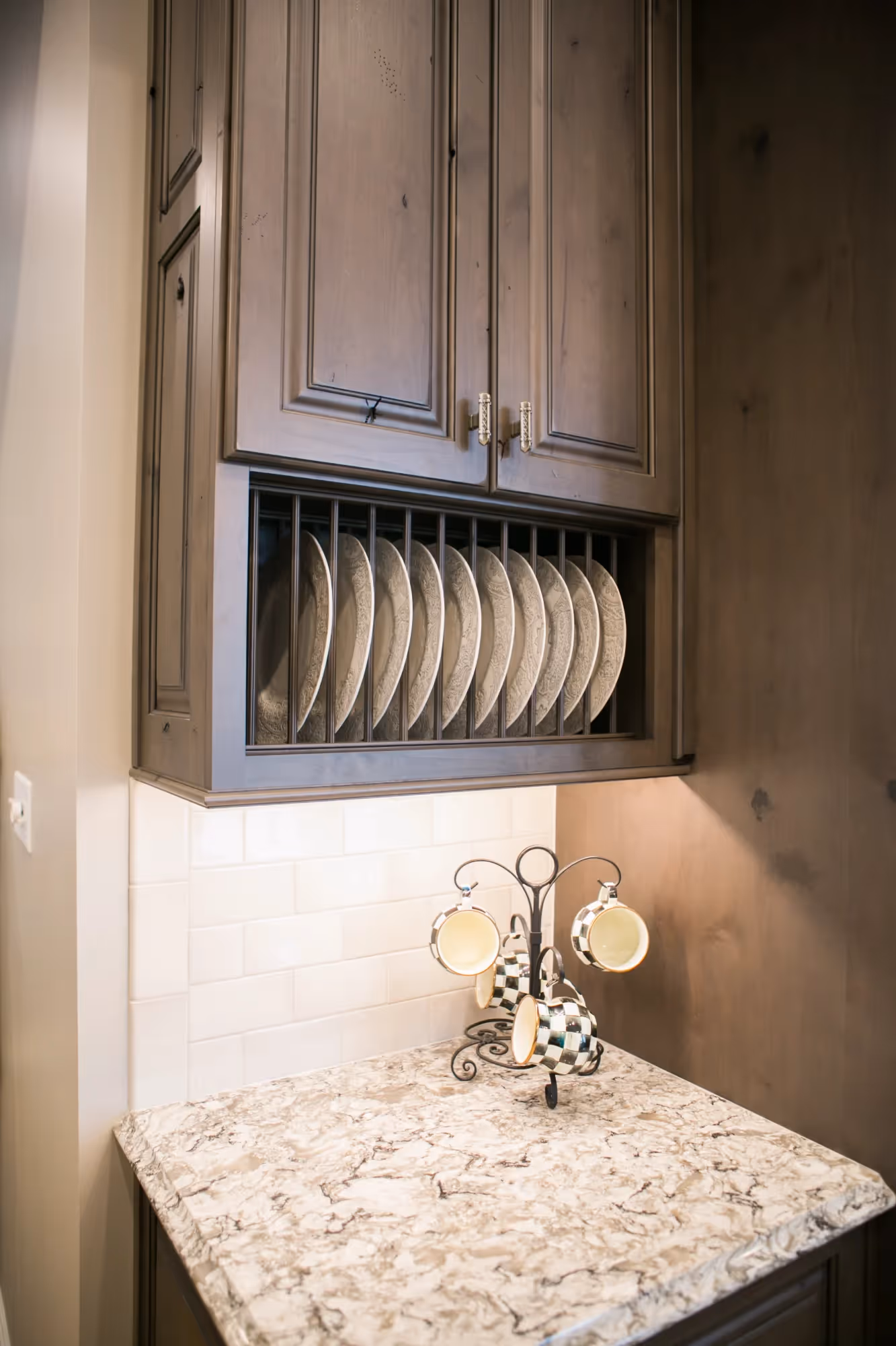 Kitchen corner with cabinet and dish stand