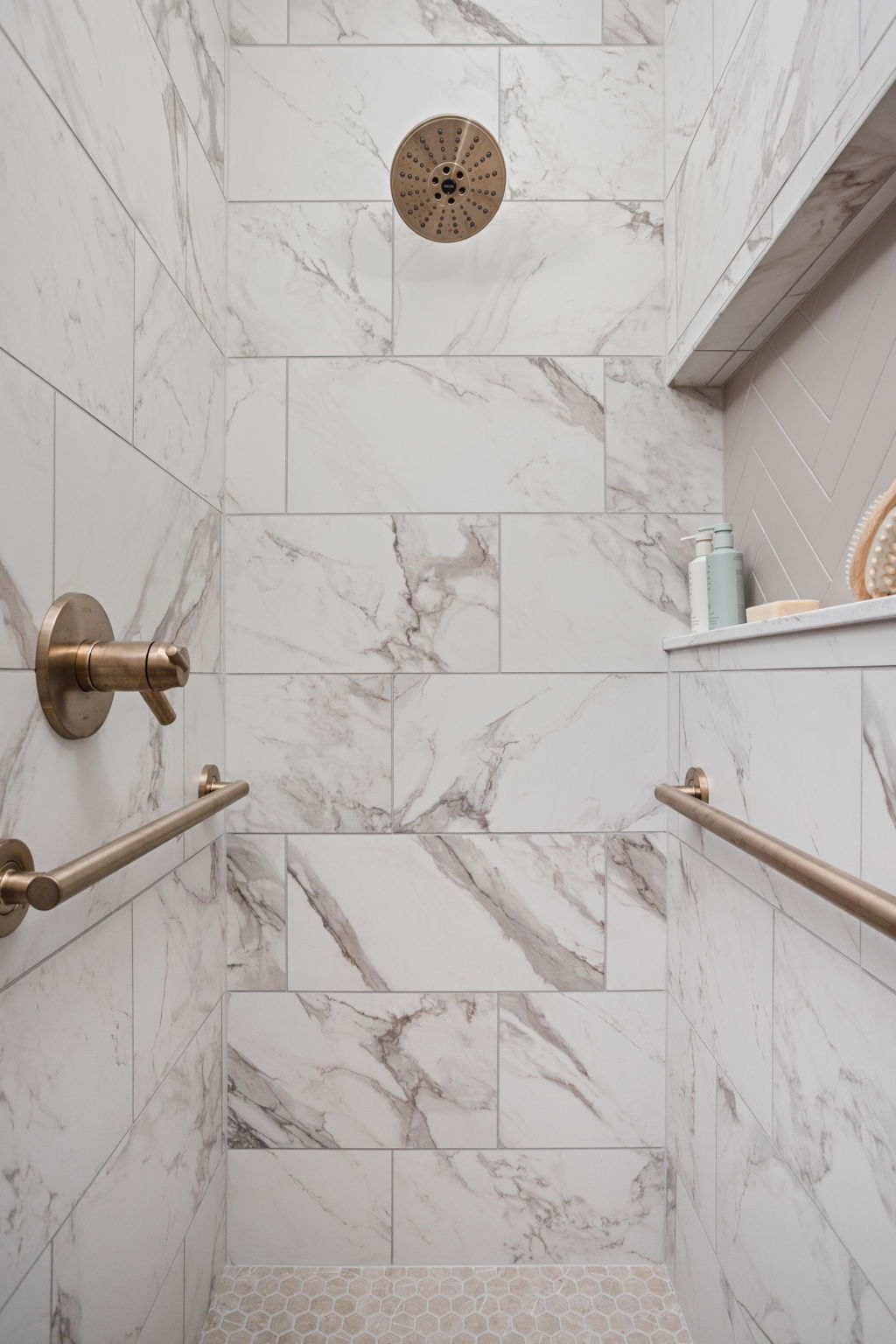 Marble shower wall corner detail
