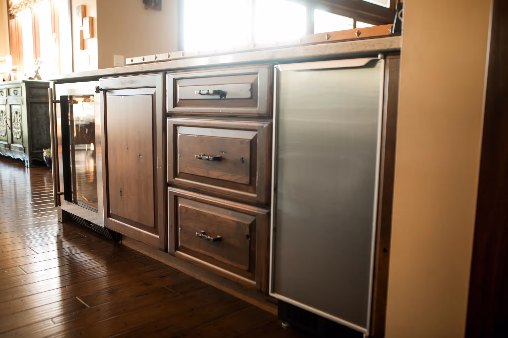 Compact kitchen with glossy cabinets
