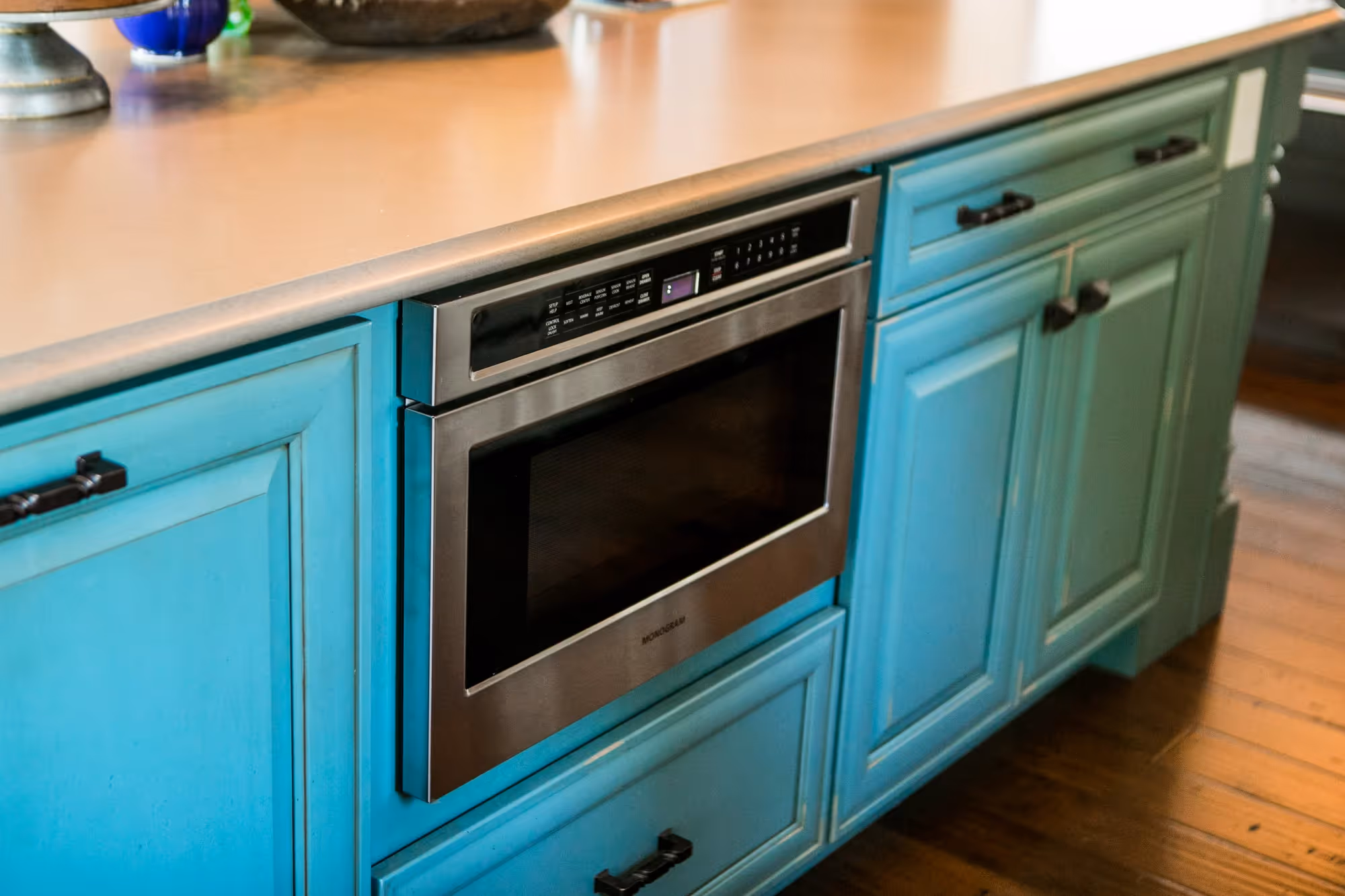 Turquoise kitchen with black countertops