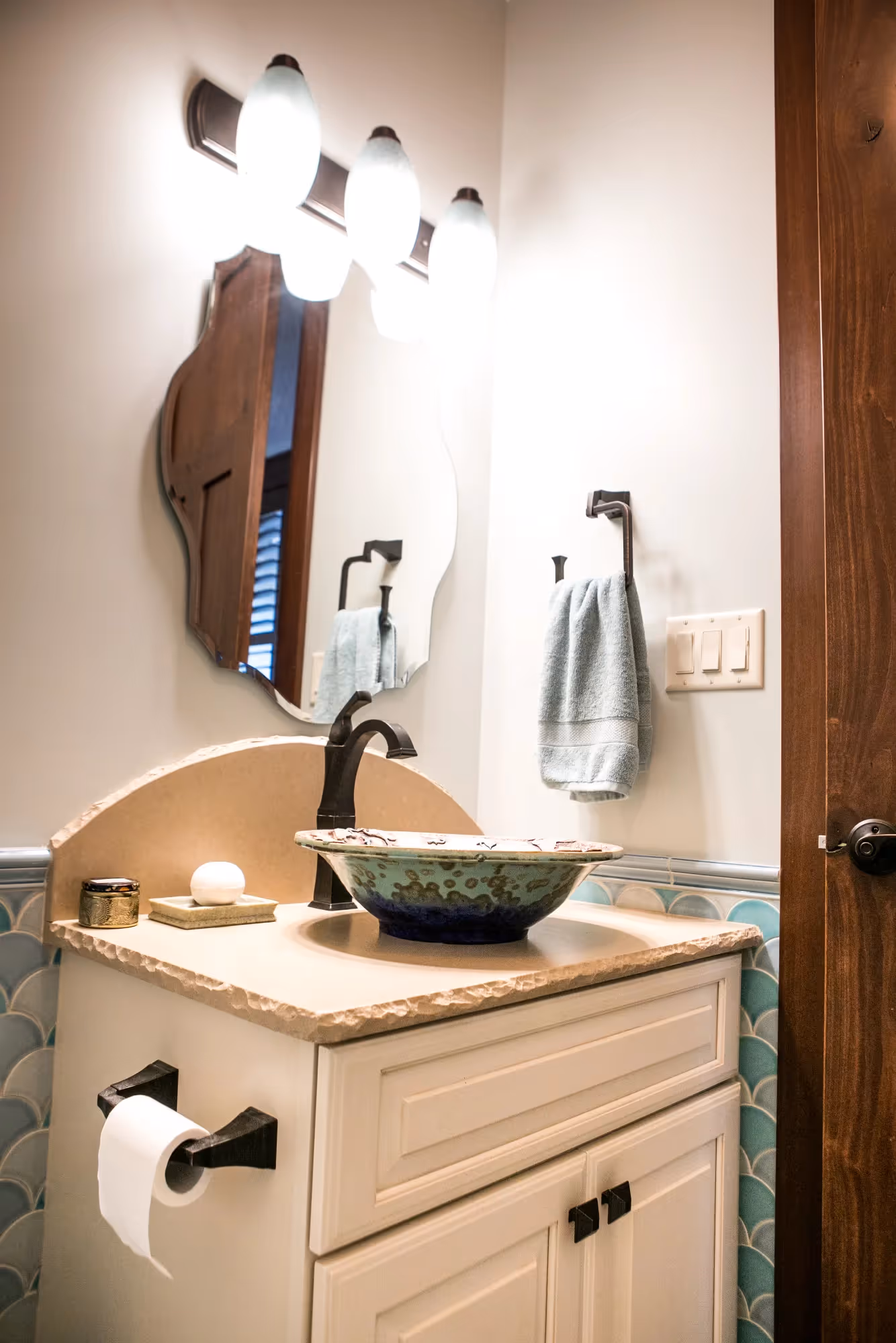 Bathroom with round mirror and vanity