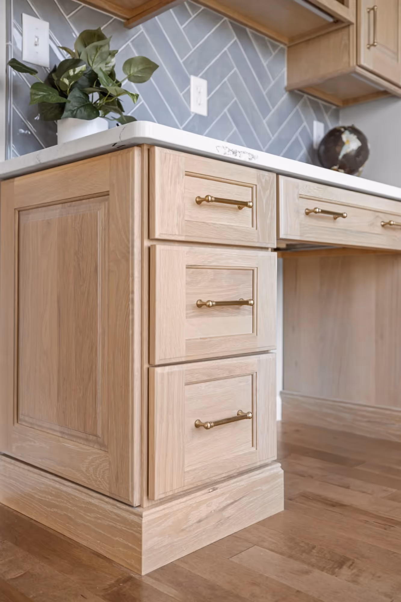 Kitchen peninsula with sink and storage