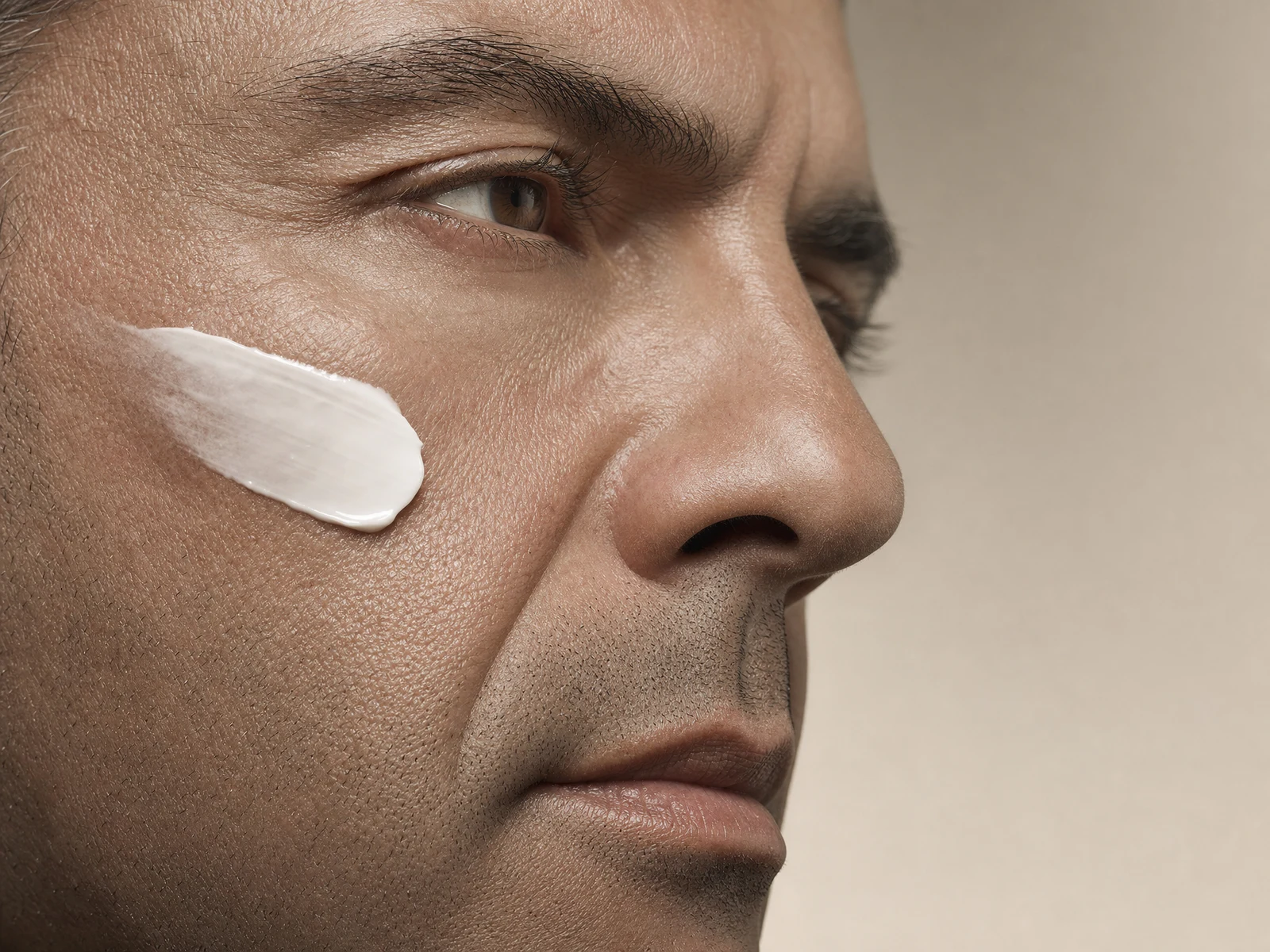 Wange und Nasolabialfalte eines Mannes im Halbprofil – Nasolabialfalte unterspritzen, Aesthetikpraxis Aachen