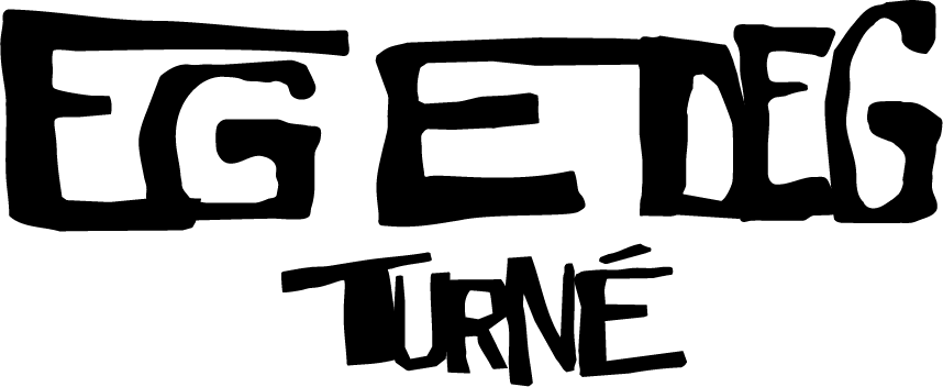 Håndtegnet tekst som sier «EG E DEG TURNÉ» i stor, svart skrift på blå bakgrunn.