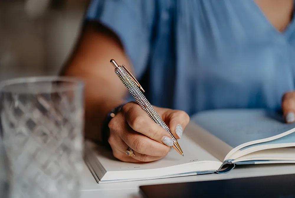 Anne Purschwitz notiert Erkenntnisse in ihr Journal – Coaching-Ansatz bei annesstar.com, der wissenschaftliche Fakten und ethische Werte für den D-A-CH-Markt vereint.