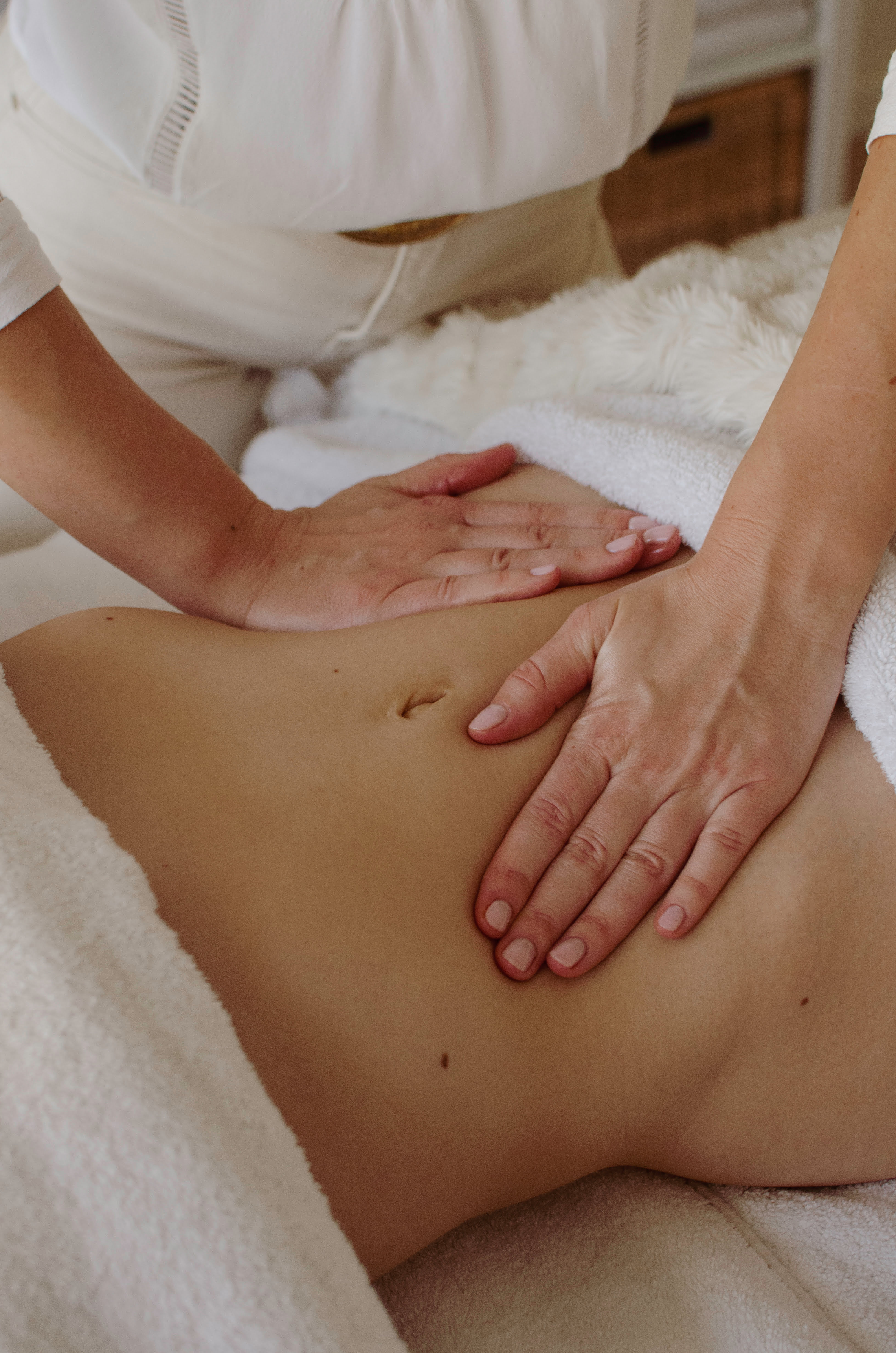 Massage manuel du ventre en cabine de soin, technique de drainage lymphatique Healthilona
