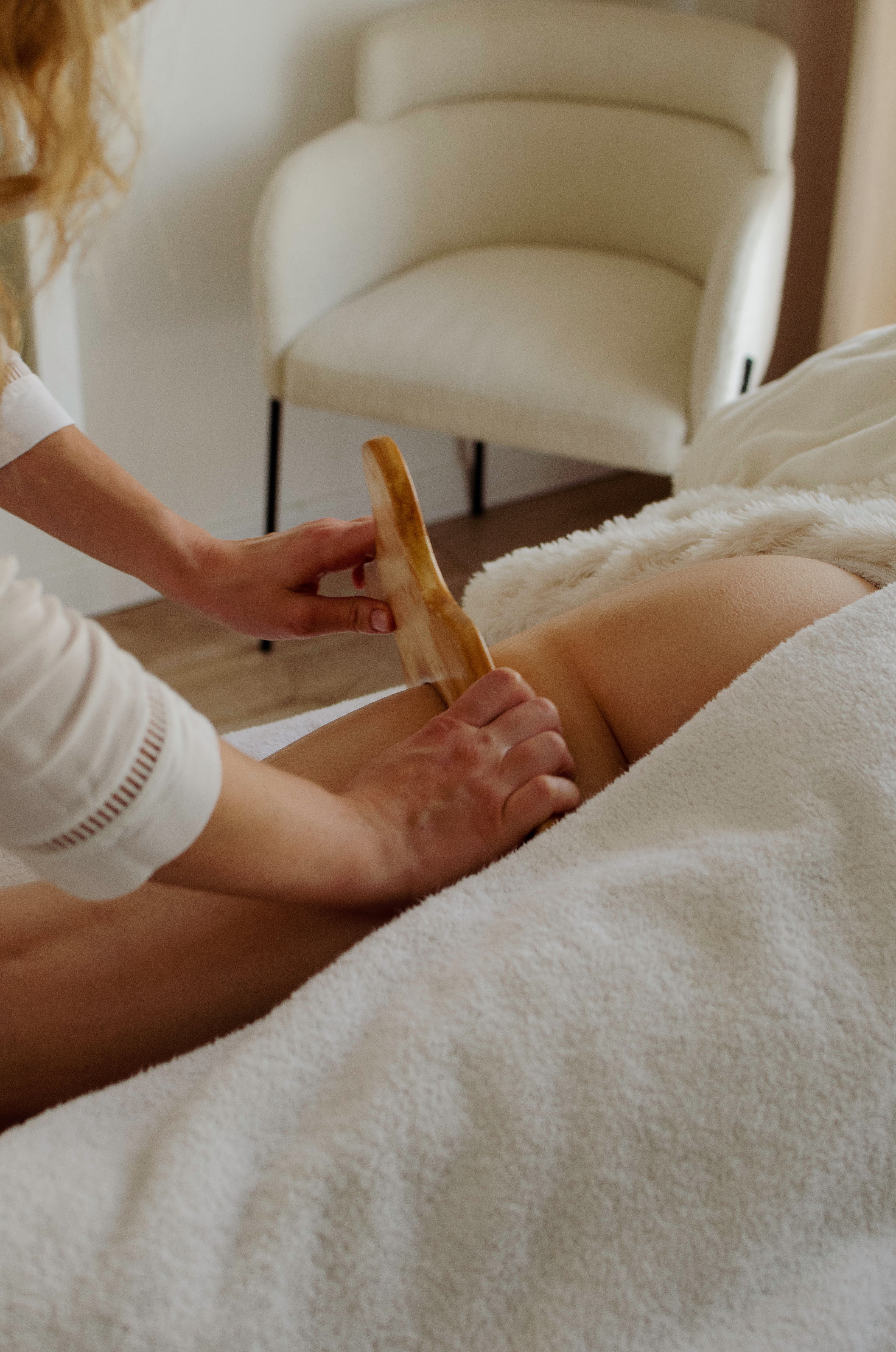 Madérothérapie de la jambe avec spatule en bois, mobilisation profonde des tissus à Healthilona