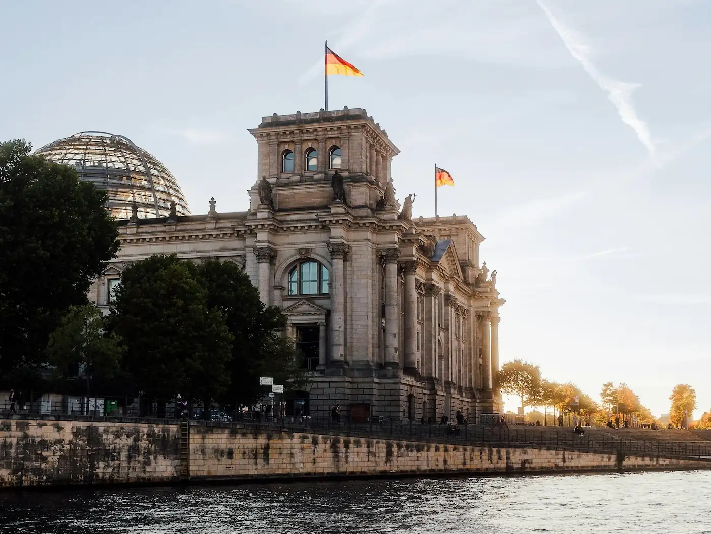 Das Reichstagsgebäude in Berlin von der Spree aus gesehen