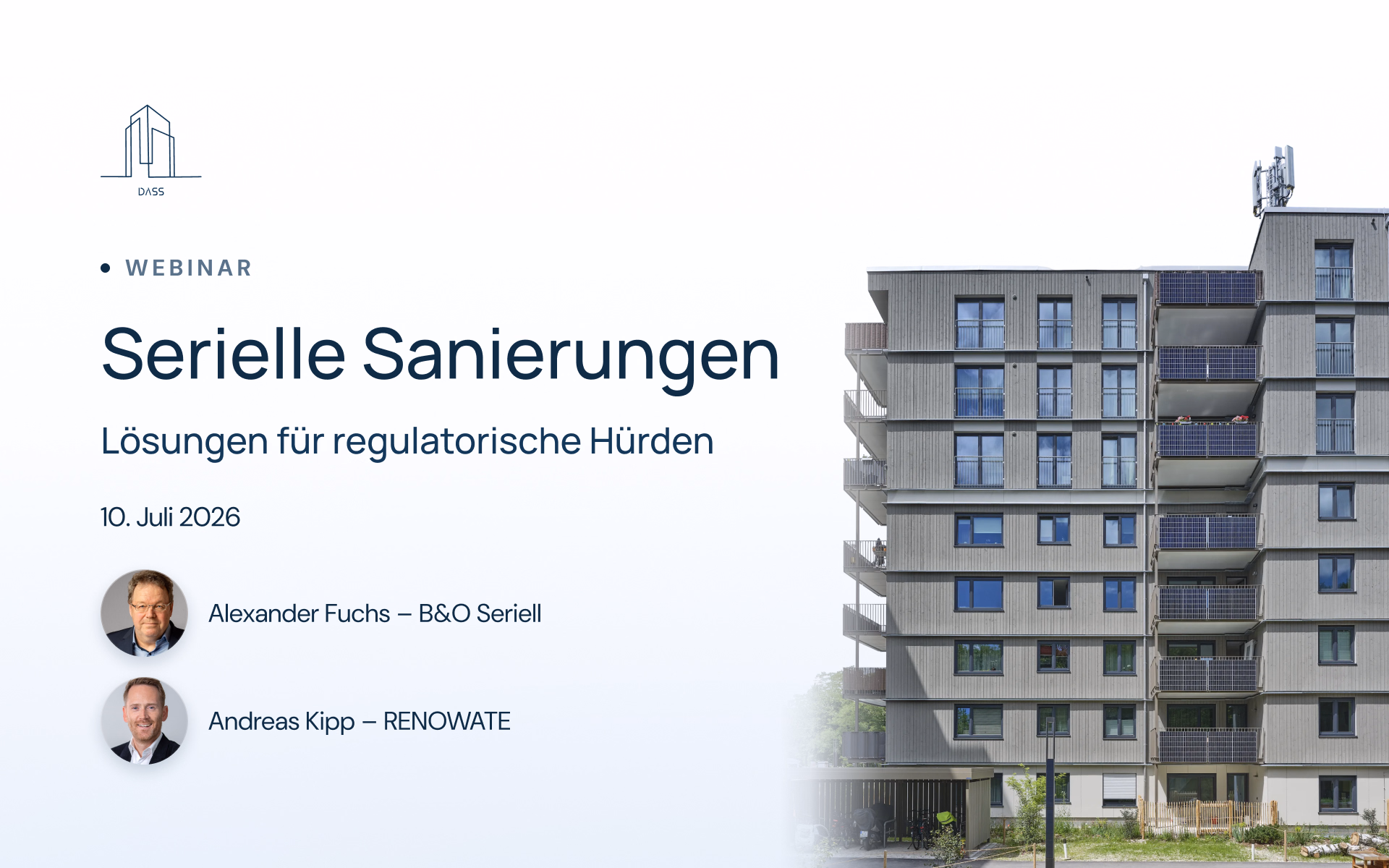 Arbeiter richtet auf einer Leiter ein vorgefertigtes Fassadenelement an einem Wohnblock aus